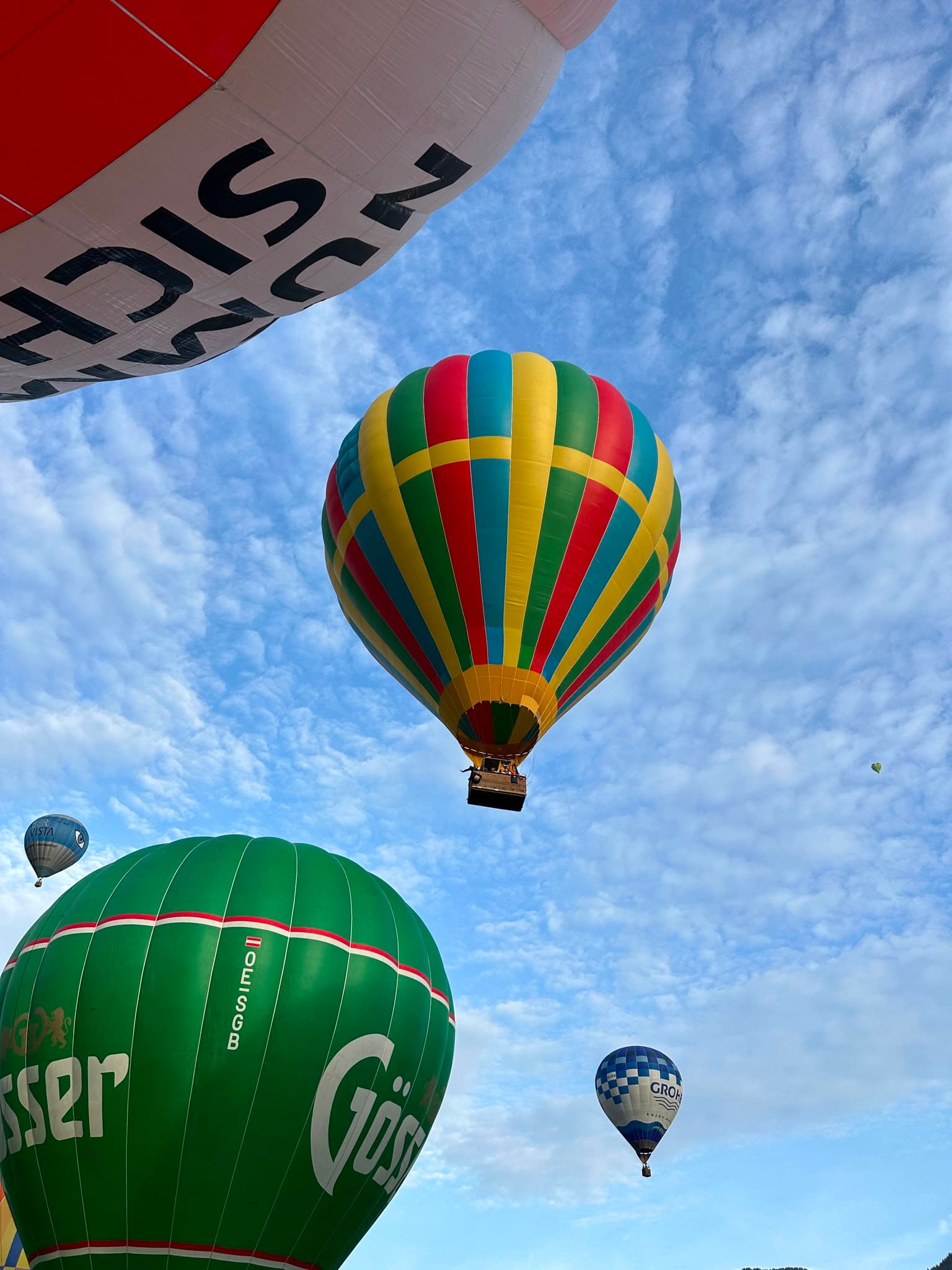 Färgglada luftballonger fyller himlen i Österrike