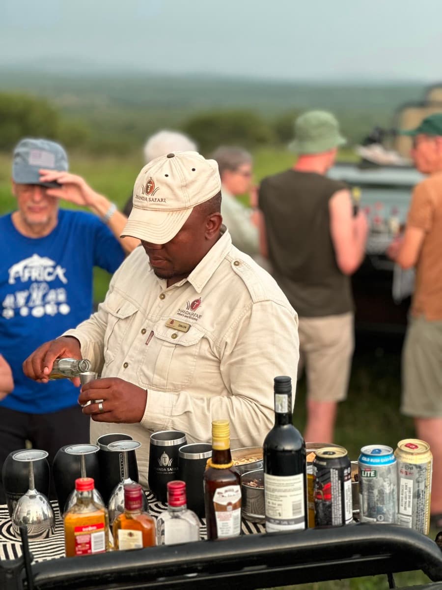 Sundowners vid solnedgången på safari