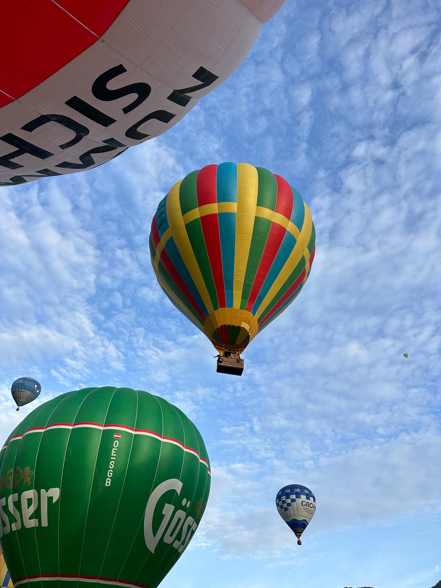 Färgglada luftballonger fyller himlen i Österrike